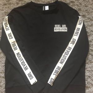 A black and white H&M long sleeve 🖤.